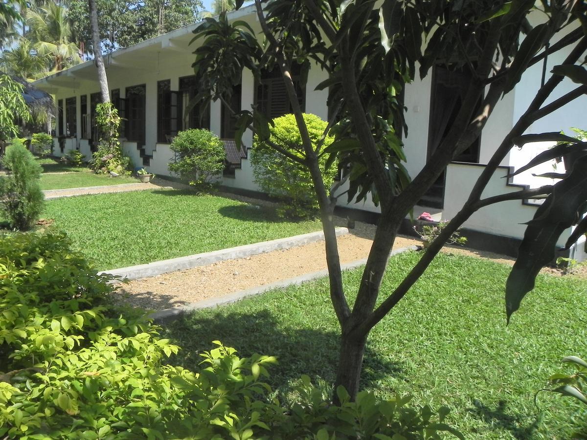 Rainbowswell Beach Resort Unawatuna Exterior photo